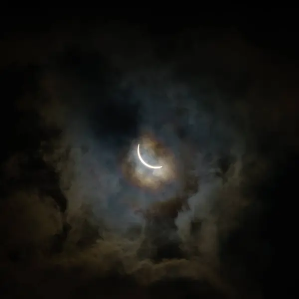 Eclipse Solar Abril 2024 Como Visto Com Cobertura Nuvem Parcial Fotografias De Stock Royalty-Free