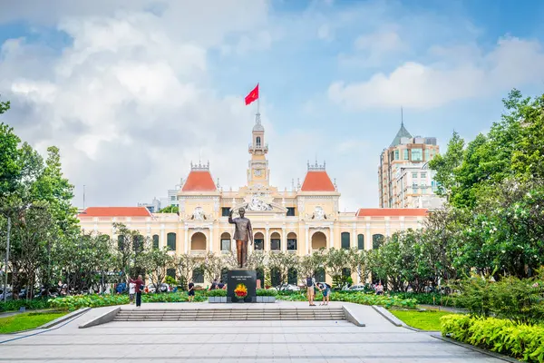 Ciudad Chi Minh Noviembre 2022 Estatua Chi Minh Frente Edificio Imagen De Stock