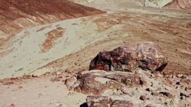 Sanatçı Paleti 'nin manzarası. Ölüm Vadisi Ulusal Parkı, Kaliforniya' da volkanik çökeltilerle kaplı tepeler.