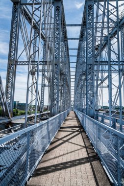 Newport Southbank Köprüsü, aynı zamanda Purple People Köprüsü olarak da bilinir, Newport, Kentucky 'yi Cincinnati, Ohio şehir merkezine bağlar.
