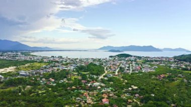 Enseada da Pinheira 'nın panoramik hava manzarası - Brezilya' nın Santa Catarina eyaletinde küçük bir tatil köyü.