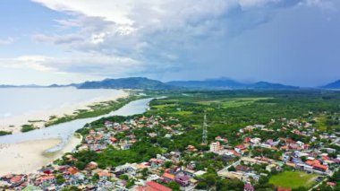 Enseada da Pinheira 'nın panoramik hava manzarası - Brezilya' nın Santa Catarina eyaletinde küçük bir tatil köyü.