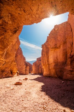 Kaliforniya 'daki Death Vallley Ulusal Parkı' ndaki Doğal Köprü kaya oluşumunun çatısından güneş yükseliyor.