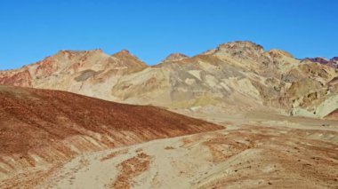 Sanatçı Paleti 'nin manzaralı manzarası. Ölüm Vadisi Ulusal Parkı, Kaliforniya' da renkli volkanik çökeltilerle kaplı tepeler.