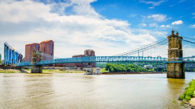 Cincinnati, Ohio 'daki Roebling Köprüsü' nün altından mavnalar geçiyor.