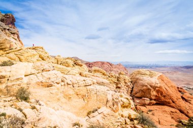 Vadinin ve Las Vegas 'ın manzarası Kızıl Kanyon' un tepesinden yükseliyor.