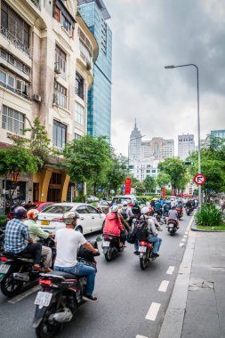 Ho Chi Minh City, 24 Kasım 2022: Ho Chi Minh City, Vietnam 'ın merkez caddelerinden birinde sabah işe gidişi