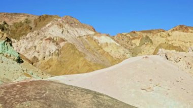 Sanatçı Paleti 'nin manzaralı manzarası. Ölüm Vadisi Ulusal Parkı, Kaliforniya' da renkli volkanik çökeltilerle kaplı tepeler.