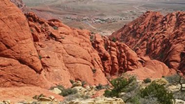 Vadinin ve Las Vegas 'ın manzarası Kızıl Kanyon' un tepesinden yükseliyor.