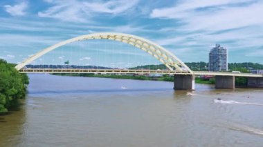 Daniel Carter Sakal Köprüsü görüntüsü. Big Mac Köprüsü) ve Ohio Nehri, Cincinnati, Ohio