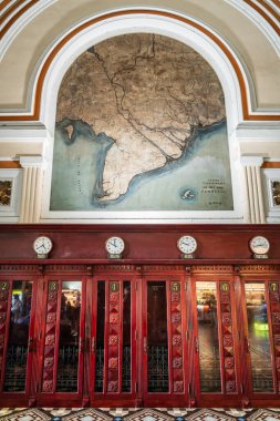 Ho Chi Minh City, 24 Kasım 2022: Ho Chi Minh City, Vietnam 'daki Merkez Postanedeki telefon kulübeleri