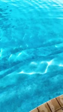 Tropikal bir tatil köyündeki sonsuz havuzun dikey video klibi