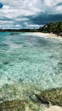 Dikey panoramik video görüntüsü Barbados 'un kuzeybatısındaki bir rıhtımdan görüntüleniyor