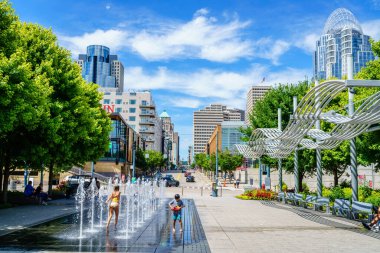 Cincinnati, Ohio, 30 Temmuz 2022: Çocuklar Cincinnati şehir merkezindeki Smale Riverfront Park 'taki çeşmede oynuyorlar