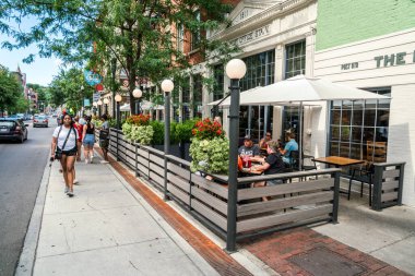 Cincinnati, Ohio, 30 Temmuz 2022: Cincinnati, OH 'daki birçok açık hava kafeteryasından biri, burayı yerel halk ve ziyaretçiler için popüler bir yer yapıyor.