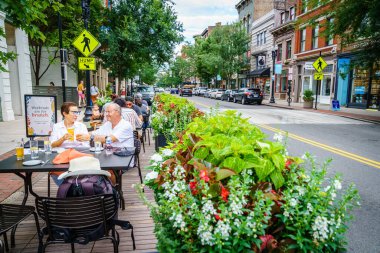 Cincinnati, Ohio, 30 Temmuz 2022: Cincinnati, OH 'daki birçok açık hava kafeteryasından biri, burayı yerel halk ve ziyaretçiler için popüler bir yer yapıyor.