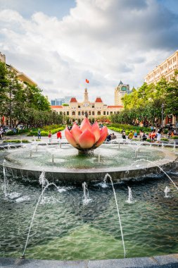 Ho Chi Minh Şehri, Vietnam, 25 Kasım 2022: Vietnam 'da Ho-Chi-Minh Meydanı' nın önündeki nilüfer çeşmesi