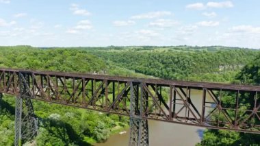 Kentucky 'deki High Bridge demiryolu köprüsünün ve Kentucky Nehri' nin havadan manzarası.