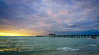 Gün batımında Napoli, Florida 'daki rıhtım ve sahil.