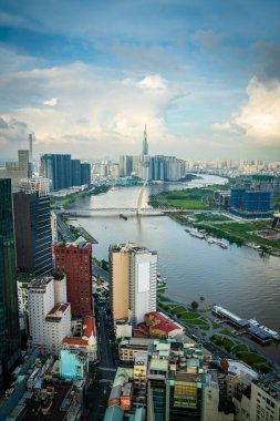 Saigon Nehri ve Ho Chi Minh şehrinin manzarası Saigon Gökyüzü Güvertesi 'nden Bitexco Kulesi' ne doğru yükseliyor.