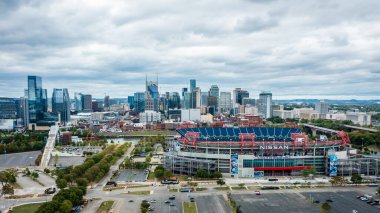 13 Ekim 2023, Nashville, TN: Arka planda Nashville, Tennessee şehir merkezli Nissan futbol stadyumunun hava manzarası