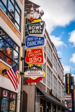 13 Ekim 2023, Nashville, TN: Nashville şehir merkezindeki Broadway Caddesi 'ndeki dükkan ve restoran tabelaları