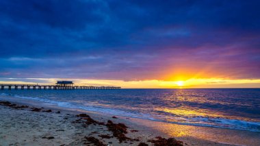 Gün batımında Napoli, Florida 'daki rıhtım ve sahil.