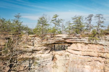 Kentucky 'deki Red River Vadisi' nde çift kemerli kaya oluşumunun hava yakın görüntüsü.