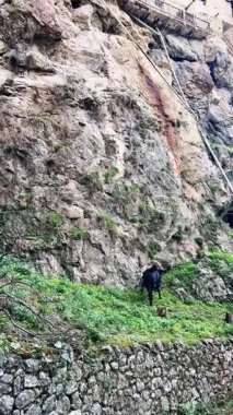 Yunanistan 'ın Arcadia bölgesindeki Aziz John Vaftizci Manastırı' nı gösteren dikey video klibi