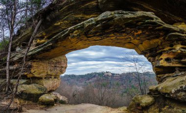 Kentucky 'deki Red River Vadisi' ndeki Auxier Sırtı 'nın manzarası Çifte Kemer çerçeveli.