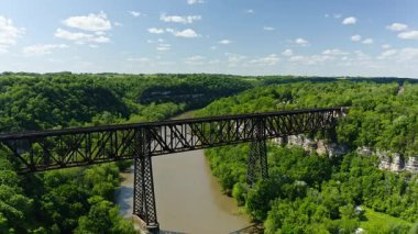 Kentucky 'deki High Bridge demiryolu köprüsünün ve Kentucky Nehri' nin havadan manzarası.