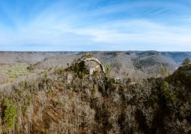 Kentucky 'deki Red River Boğazı jeolojik bölgesindeki Adliye Sarayı Kayası ve Auxier Tepesi' nin havadan görünüşü