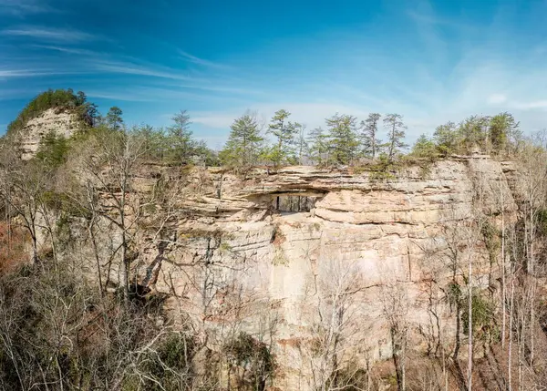 Kentucky 'deki Kızıl Nehir Geçidi' nde çift kemerli kaya oluşumunun hava panoramik görüntüsü.