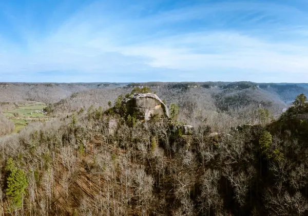 Kentucky 'deki Red River Boğazı jeolojik bölgesindeki Adliye Sarayı Kayası ve Auxier Tepesi' nin havadan görünüşü
