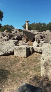 Yunanistan 'daki Antik Olympia' daki Zeus Tapınağı 'nın kalıntılarını gösteren dikey video klibi