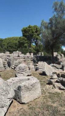 Yunanistan 'daki Antik Olympia' daki Zeus Tapınağı 'nın kalıntılarını gösteren dikey video klibi