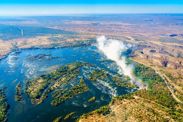 Вид с воздуха на реку Замбези и водопады Виктория в Зимбабве