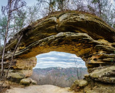Kentucky 'deki Red River Vadisi Jeolojik Bölgesi' nde çift kemerli kaya oluşumunun süper geniş açılı görüntüsü