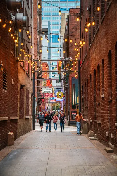 14 Ekim 2023, Nashville, TN: İnsanlar Nashville, Tennessee 'de popüler bir gece hayatı mekanı olan Printers Alley' de toplanıyor.