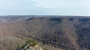 Kentucky 'deki Red River Vadisi jeolojik bölgesindeki Adliye Kayası ve Auxier Tepesi üzerinde uçuyor.