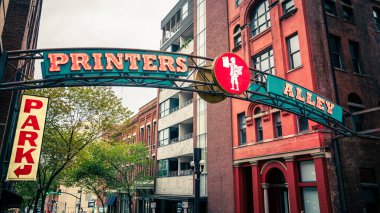 14 Ekim 2023, Nashville, Tennessee, Nashville 'de popüler bir gece hayatı bölgesi olan Printers Alley' in girişinde neon bir tabela.