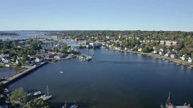 Connecticut, Mystic köyündeki Mystic Nehri 'nin üzerinde uçuyor.