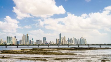 Casco Viejo 'nun tarihi bölgesinden Panama şehrinin modem siluetinin görüntüsü
