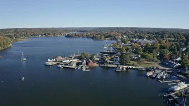 Mystic River ve Connecticut 'taki Mistik Köyü' ndeki Deniz Müzesi 'nin üzerinde uçuyor.