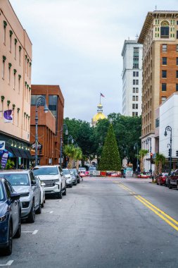 Savannah, GA, 28 Aralık 2023: Savannah, Georgia 'da Bull Caddesi' ndeki Noel ağacı.