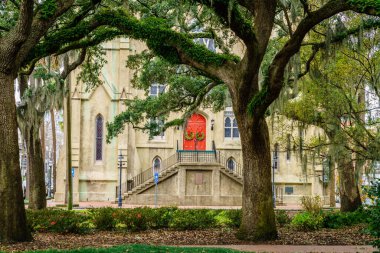Savannah, GA, 28 Aralık 2023: Savannah, Georgia 'nın tarihi merkezinde Wesley Monumental United Metodist Kilisesi Cephesi