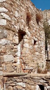 Yunanistan 'ın Vathia, Mani yarımadasındaki geleneksel bir kale kulesinin yer aldığı dikey video klibi