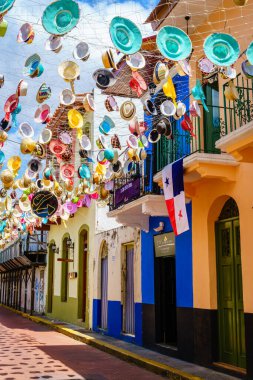 28 Şubat 2024, Panama City, Panama: Panama City 'nin tarihi bir bölgesi olan Casco Viejo' da bir sokak üzerinde bir açık şapka sergisi