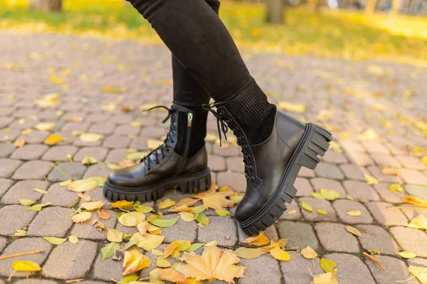 Κομψά Γυναικεία Παπούτσια Στο Πόδι Στο Δρόμο Άνεση Και Μόδα — Φωτογραφία Αρχείου