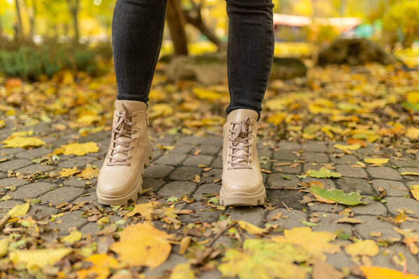 Элегантные женские туфли на ноге на улице. Комфорт и мода. Высокое качество фото